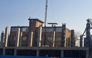 بتن‌ریزی ستون‌های طبقه آخر بلوک یک پروژه اطلس در منطقه ۸ انجام شد