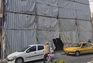 معاون خدمات شهری منطقه ۸ خبر داد:  صدور اخطاریه ایمنی برای برچیدن گونی‌ها و داربست‌های مزاحم از پیاده‌روها