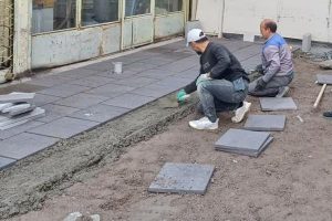 اجرای سنگفرش کوی بانک تجارت در خیابان فردوسی