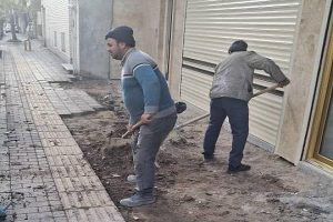 تسطیح و آماده‌سازی بخش‌های عقب‌نشینی‌شده خیابان شهید علیپور برای اجرای کفسازی