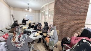 برگزاری کارگاه آموزشی دوخت ردای یلدایی در خانه سلامت شهید عبدالهی