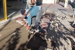 معاون فنی و عمرانی شهرداری منطقه ۸ خبر داد: اجرای سنگفرش پیاده‌روها در بخش‌های عقب‌کشی شده ساختمان‌ها