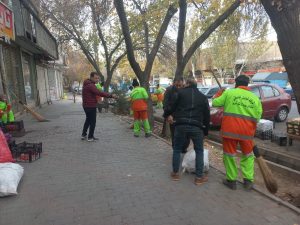 پاکسازی و تنظیف معابر خیابان مفتح توسط شهرداری ناحیه ۲ منطقه ۱۰ تبریز