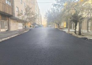 تداوم عملیات آسفالت‌ریزی در کوی ولی‌امر توسط ناحیه یک شهرداری منطقه ۵