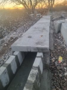 اجرای مرحله دال‌گذاری جوی‌های جدول‌کشی‌شده در پروژه خیابان شهید سعیدی تبریز