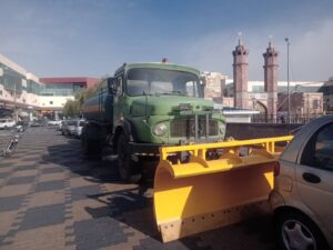 استقرار ماشین‌آلات محلول‌پاش و برف‌روب منطقه ۸ در معابر مرکزی شهر