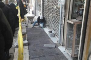 تداوم عملیات سنگفرش خیابان تربیت غربی (بالا تربیت) در هوای سرد زمستانی