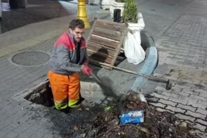 شبانه روزی لایروبی کانال‌ها در منطقه ۸؛ پیشگیری از گرفتگی و انتشار بو