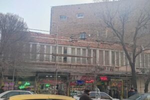 شروع سنتی‌سازی نمای ساختمان قدیمی در ابتدای خیابان شریعتی شمالی تبریز