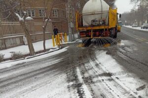 محلول‌پاشی و برف‌روبی گسترده در معابر منطقه ۸ بلافاصله پس از بارش برف