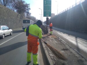 پاکسازی زیرگذر صاحب‌الامر توسط نیروهای خدمات شهری منطقه ۸