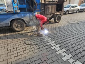 اجرای عملیات اصلاح و تعمیر دریچه‌های مسیر پیاده‌راه خیابان فجر