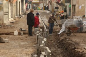 اجرای عملیات جدول‌گذاری و کفسازی انتهای خیابان طالقانی در محله آخماقیه