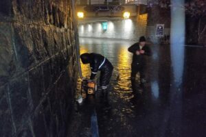 تخلیه فوری زیرگذر شهید بهشتی پس از بارش شدید باران