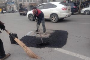 لکه‌گیری معابر منطقه ۸ با اجرای ۲۰ تن آسفالت‌ریزی