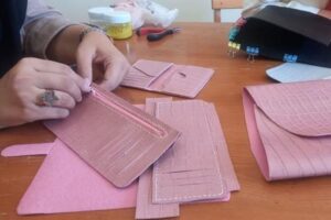 برگزاری کارگاه آموزشی چرم‌دوزی در فرهنگسرای تربیت