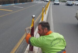 تغییر رنگ نرده‌های مسیر بی‌آرتی در محدوده مرکزی شهر تبریز توسط عوامل خدمات شهری منطقه ۸