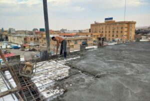 بتن‌ریزی سقف طبقه آخر در پروژه بازآفرینی شهری اطلس