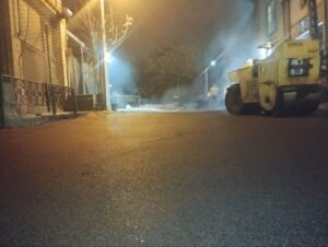 آسفالت‌ریزی ۳۰ تنی در کوی مجتهدیلر