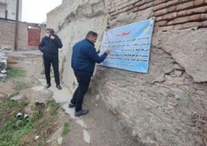 نصب بنر اخطاریه قانونی برای مهار خطر دیوار ناایمن در محله کوی لاله
