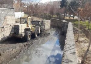 لایروبی کانال رواسان با هدف هدایت آب‌های سطحی و پیشگیری از آب‌گرفتگی