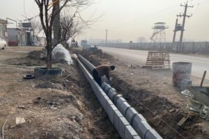 پیشرفت ۵۰ درصدی پروژه جدول‌کشی جاده آناخاتون در منطقه ۶ تبریز