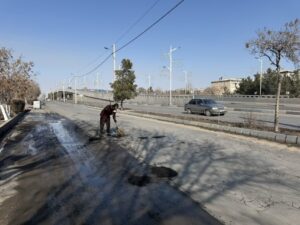 لکه‌گیری و چاله‌پرکنی معابر حوزه شهرداری منطقه ۶ تبریز