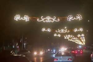 نصب سازه‌های نوری بر فراز خیابان امام خمینی(ره)