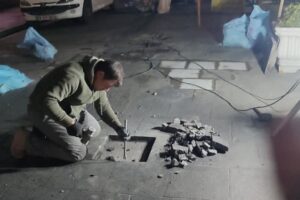 اصلاح و مرمت سنگفرش‌های شکسته پیاده‌راه مقصودیه (کوچه ثبت)