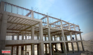 اجرای قالب‌بندی سقف طبقه دوم مدرسه ۱۲ کلاسه خاوران توسط شهرداری منطقه ۹