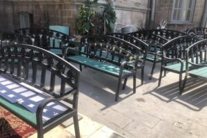 خریداری و نصب ۲۰ نیمکت در محوطه عمارت ساعت و موزه شهر تبریز