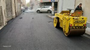 لکه‌گیری و آسفالت‌ریزی کوچه دل حامد و میناساز در منطقه ۸ تبریز