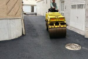 آسفالت‌ریزی و لکه‌گیری کوچه نجارباشی در منطقه ۸ تبریز