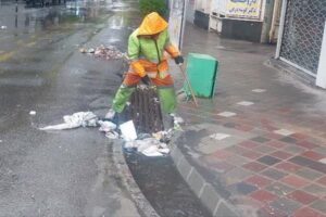 رفع آب‌گرفتگی معابر مرکزی تبریز در پی بارش‌های شدید بهاره