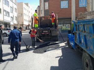 بهسازی معابر ناحیه ۳ منطقه ۲ تبریز با بیش از ۳۷ تن آسفالت در فروردین‌ماه