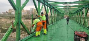 مرمت نرده‌های پل یاشیل‌کورپو توسط شهرداری منطقه ۲ تبریز