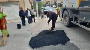 استفاده افزون بر ۴۰۰ تن آسفالت برای مرمت معابر شهرداری ناحیه ۲ منطقه ۲ در طول سال گذشته