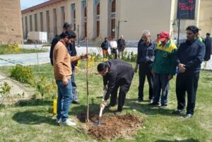 کاشت درختان مثمر در محوطه ارک علیشاه تبریز در راستای تأکیدات رهبر معظم انقلاب