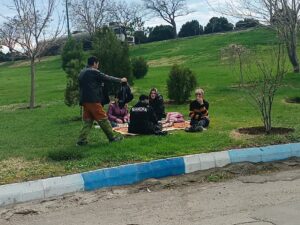 توزیع کیسه زباله در پارک‌های غرب و شمال‌غرب تبریز توسط شهرداری منطقه ۶