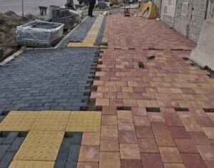 آغاز عملیات کفسازی و نوسازی پیاده‌روهای خیابان دمشقیه (گوموش‌قیه) در منطقه ۸ تبریز