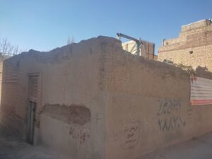 نصب بنر اخطاریه برای دیوارهای پرخطر در دو ملک قدیمی مرکز شهر