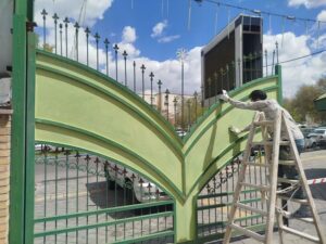 آغاز طرح گسترده رنگ‌آمیزی نرده‌ها و سازه‌های شهری در منطقه ۷ تبریز