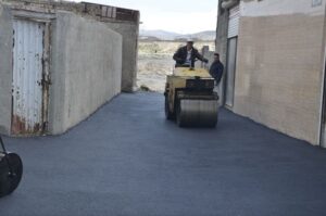 اجرای عملیات آسفالت‌ریزی در کوی‌های بهاران و فاطمی آخمقیه با ۲۳۰ تن آسفالت