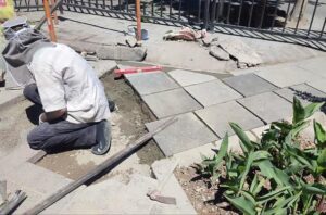اصلاح و ترمیم سنگفرش پیاده‌روهای باغ گلستان