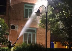 اجرای سمپاشی بهاره درختان در معابر و بوستان‌های شهرداری منطقه ۸