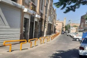 نصب ۳۰ مانع ترافیکی در کوچه مجتهدیلر برای جلوگیری از توقف خودروها در پیاده‌روها