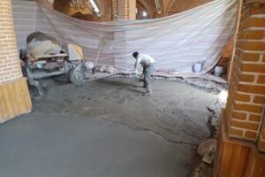 بتن‌ریزی سقف سرویس بهداشتی مسجد قزللی انجام شد