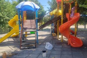 نوسازی و بازسازی تجهیزات بازی کودکان در بوستان‌های منطقه ۸ تبریز